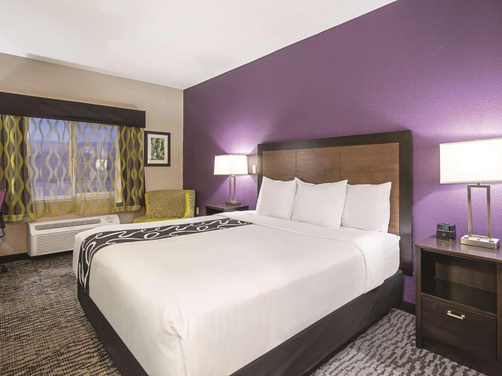 Deluxe King Room interior